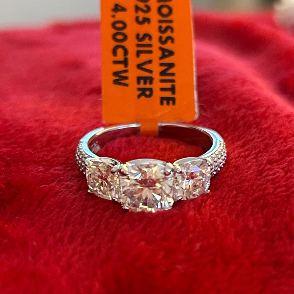 Luxury 4.00 CTW Moissanite Diamond 3 stone ring size 9 - Picture 3 of 7
